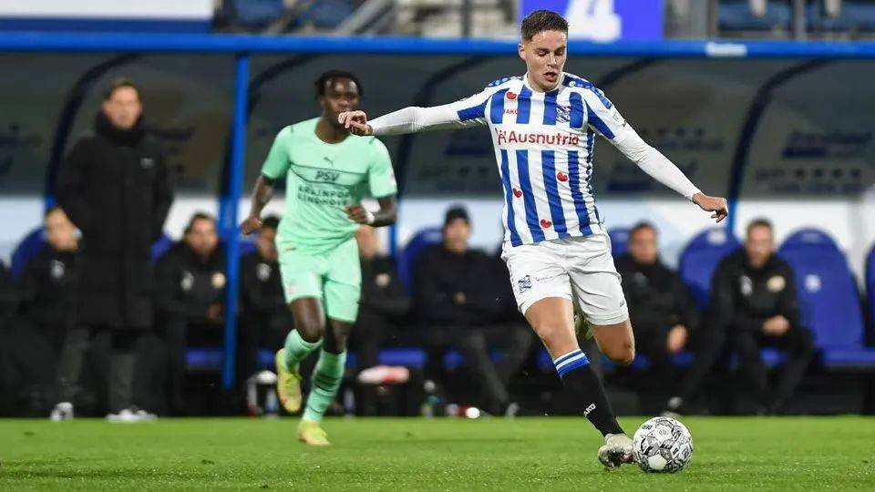 他的右膝承 他的右膝承